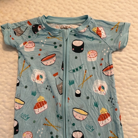 Iittle sleepies play shorty and matching bib - Picture 2 of 7